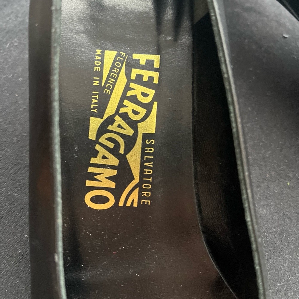 Salvatore Ferragamo Vtg  Black Embossed Leather Pump 8.5 2A